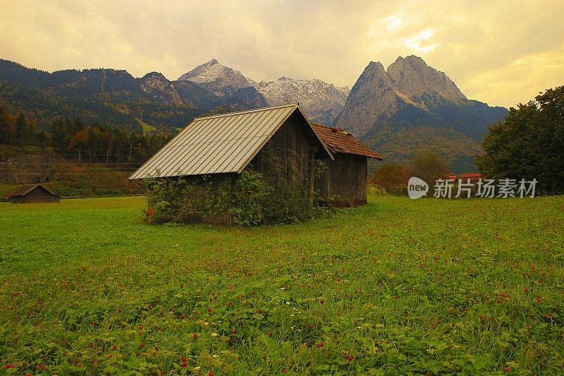 巴伐利亚阿尔卑斯和木制谷仓，德国巴伐利亚的Garmisch Partenkirchen